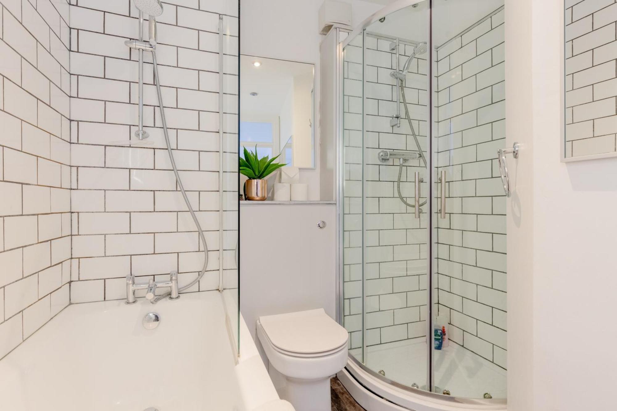 Bright 2 Bedroom Flat In Lambeth With Balcony * London